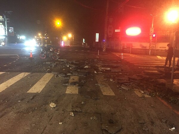 新竹縣新豐鄉新興路與康樂路交叉路口,今天凌晨傳出氣爆事件,炸出2X2公尺的坑洞。圖/新竹縣消防局提供