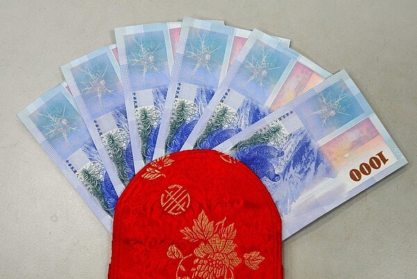 男網友向女友父母拜年,本來要包各3600元紅包,卻被女友嫌失禮,訓斥最少要6600元。圖/本報資料庫