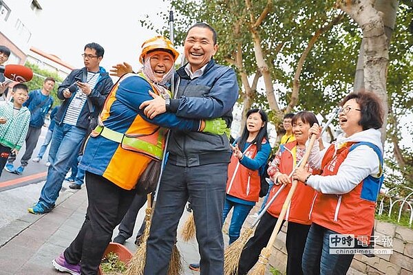 新北市長侯友宜過年行程滿檔,圖為他日前慰勞辛苦清潔人員畫面。(翻攝侯友宜臉書)