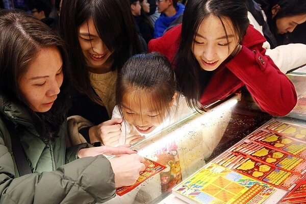 年節期間彩券行生意旺,民眾瘋刮刮樂試手氣。 本報系資料照/記者王騰毅攝影