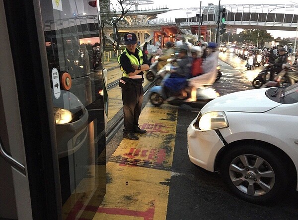 高雄輕軌傍晚又被違規民眾駕車擦撞。圖／高雄捷運公司提供
