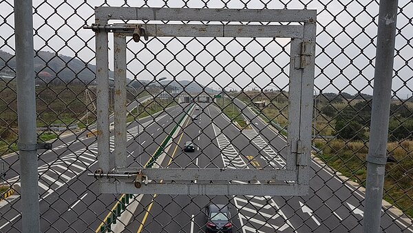 通霄警方在台61線跨越橋防護網開孔,在橋上以雷達測速槍取締超速。記者黃瑞典/攝影