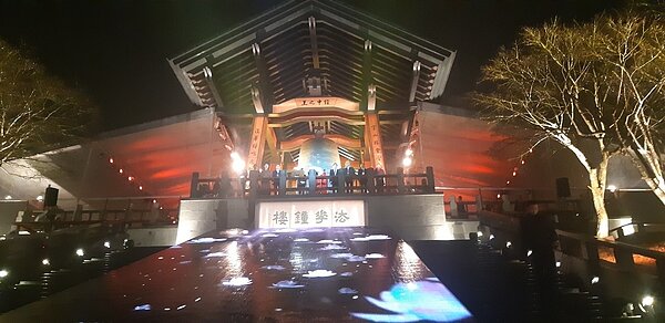 蔡英文祈福撞鐘致贈祝福辭,期許執政團隊「行願」,帶領台灣民主進步發展。記者賴郁薇/攝影