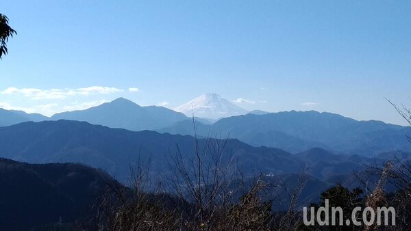 高尾山頂可以肉眼眺望富士山。記者楊德宜／攝影 