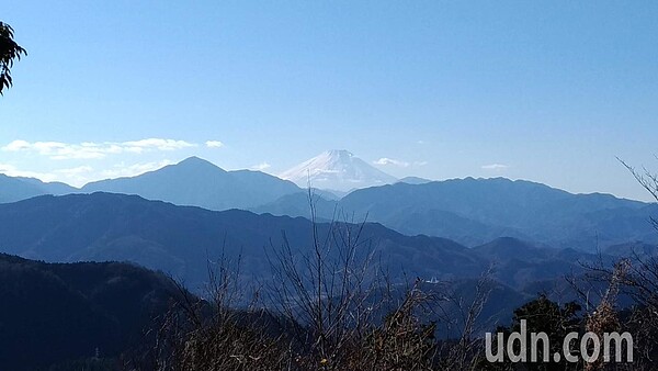 高尾山頂可以肉眼眺望富士山。記者楊德宜/攝影