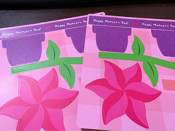 原PO買麥當勞福袋,裡面有母親節字樣圖卡。 圖/取自PTT