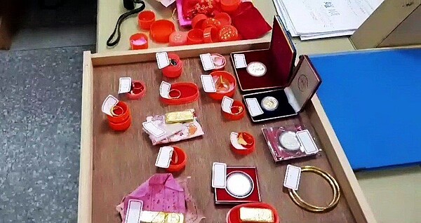 鄧姓木工在回收家具的暗櫃中意發現找到價值逾百萬的黃金，有金條有金飾。圖／關山警分局提供
