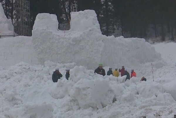 新潟十日町雪祭雪像崩塌，兩工作人員遭到活埋，生命垂危。圖／翻攝日本電視
