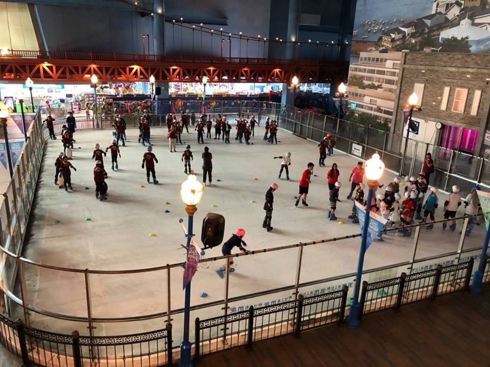 新竹遠東巨城購物中心為複合式百貨公司內設有溜冰場深受大小朋友喜愛。圖／新竹遠東巨城購物中心提供