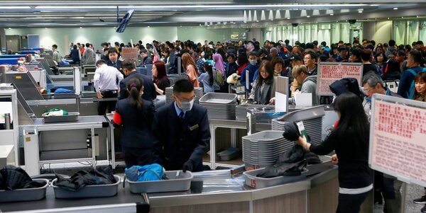 圖為桃園機場第二航廈出境旅客安檢線作業情形。聯合報系資料照／記者陳嘉寧攝影 