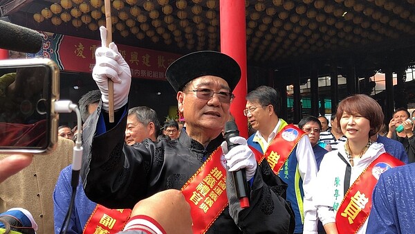 在抽最後一籤時,總幹事侯賢遜特地向五府千歲祈求賜籤,但還是不如人願。記者邵心杰/攝影