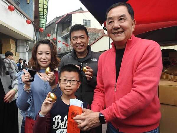 南投縣紫南宮今發放錢母估有7萬多人領取,基隆市蔡姓一家3口拔得頭籌,還獲2000元紅包。記者賴香珊/攝影