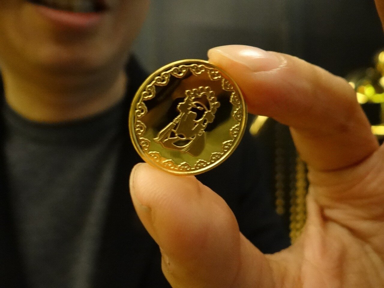 北港武德宮今年特地打造300個純金的財神紀念金幣,放在錢母小紅包中,幸運民眾有機會免費獲得金幣錢母。記者蔡維斌/攝影