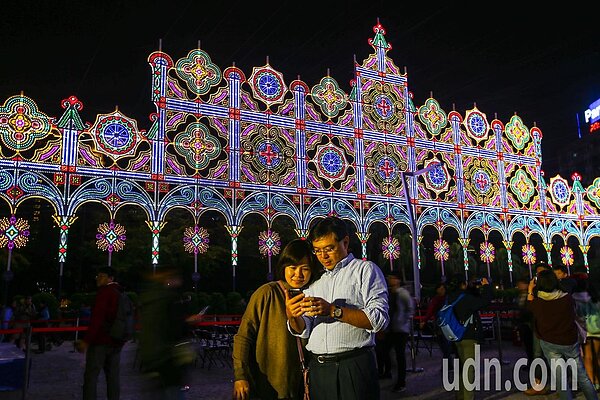 台北市政府今年首度引進Luminarie光雕裝置藝術展，23萬3390顆LED燈泡組成的「2019台北光之饗宴」夢幻燈展，自大年初一晚間開展，一路展至2月19日。記者王騰毅／攝影 