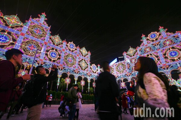 台北市政府今年首度引進Luminarie光雕裝置藝術展，23萬3390顆LED燈泡組成的「2019台北光之饗宴」夢幻燈展，自大年初一晚間開展，一路展至2月19日。記者王騰毅／攝影 