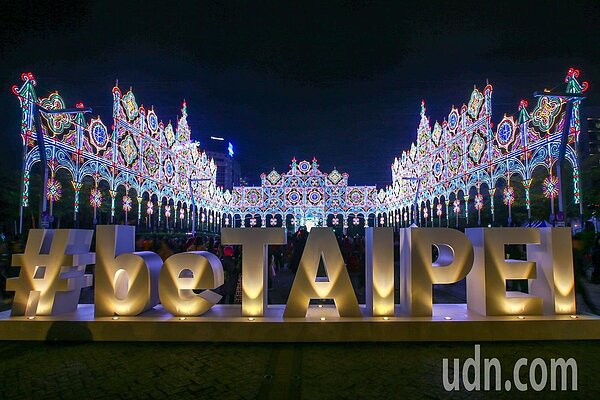 台北市政府今年首度引進Luminarie光雕裝置藝術展，23萬3390顆LED燈泡組成的「2019台北光之饗宴」夢幻燈展，自大年初一晚間開展，一路展至2月19日。記者王騰毅／攝影 