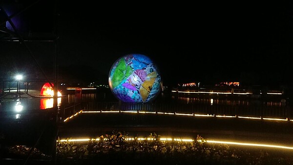 花在彰化的賞燈活動今晚正式在溪州公園登場。記者何烱榮/攝影