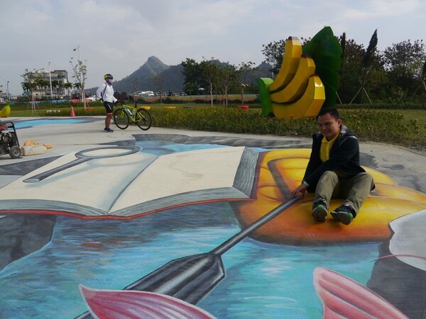 3D立體彩繪公園後方有香蕉入口意象，旗尾山矗立在遠方。記者徐白櫻／攝影 