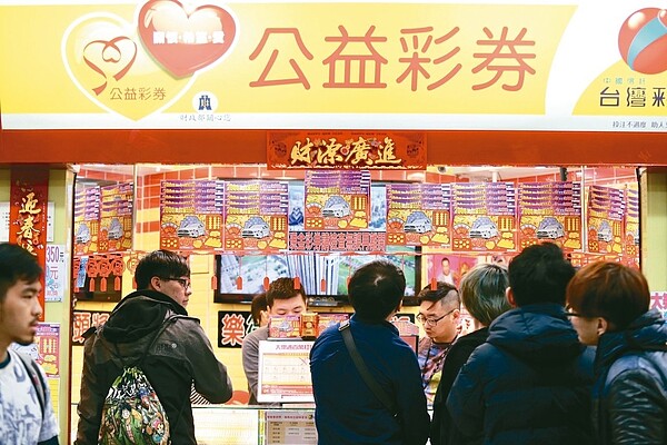 許多民眾到彩券行買樂透彩券或刮刮樂試手氣,盼望新年開始有個好彩頭。 記者林伯東/攝影