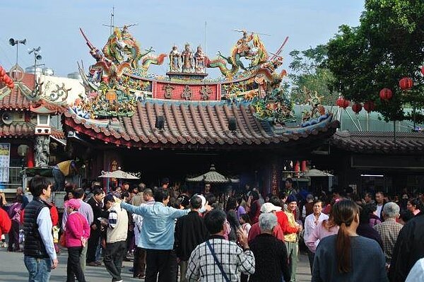 國人走春,最愛上大廟,紫南宮香火鼎盛,求發財金更是一絕。(本報資料照片)