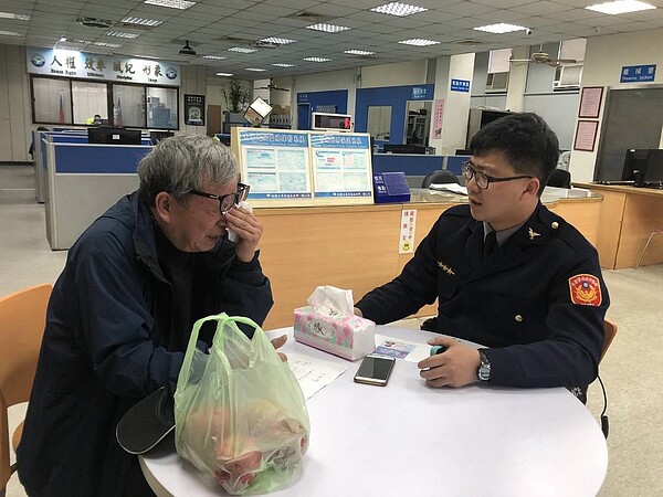 上海來台尋親的何先生,除夕夜到派出所求助,獲悉舅舅過世,難掩傷心難過。圖/警方提供