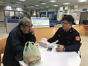 陸客過年跨海來台尋親　他在派出所痛哭的原因是…