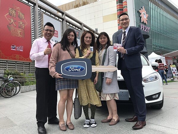 家住花蓮的趙秀娟(中),因為摰愛的亡夫托夢,與女兒合買遠百福袋,幸運中汽車大獎。記者王燕華/攝影