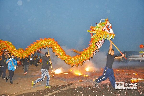 12大節慶之一的苗栗元宵重頭戲龍嘉年華會活動19日在苗栗市熱鬧登場，今年開放民眾體驗區，感受在鞭炮陣中穿梭的刺激感，期待愈炸愈旺的一年。（江詩筑攝）


