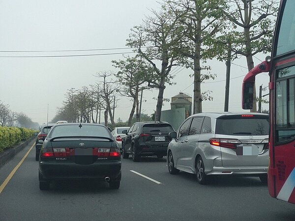 昨天南下墾丁的車輛明顯大增。記者翁禎霞/攝影