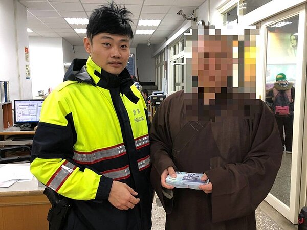 桃園市蘆竹警分局南崁派出所警員陳冠廷與游丘偉查看銀行ATM提款機狀況時,發現角落一只黑色小包包竟有16萬元現金在內,趕緊回派出所比對上百筆資料,查出該名失主身份,順利將現金還給失主。圖/警方提供