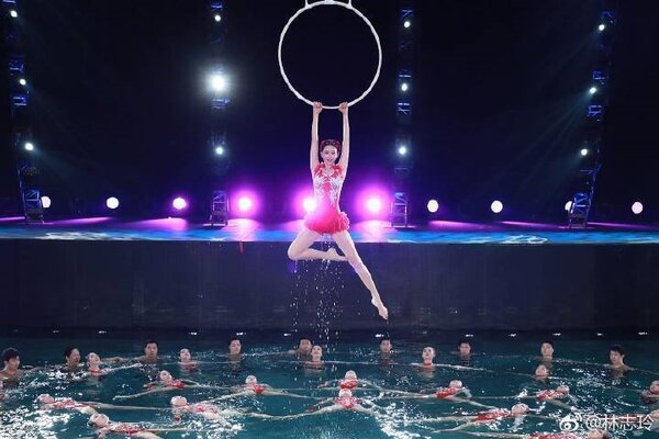 台灣明星林志玲在央視春晚表演水上芭蕾。圖／取自微博