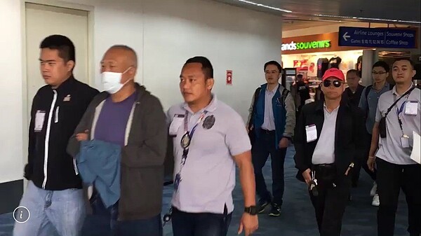 前台南縣議長吳健保潛逃菲律賓4年落網,被刑事局押解返台,他曾與肺結核患者同寢,抵達國門要接受檢疫。記者李奕昕/翻攝