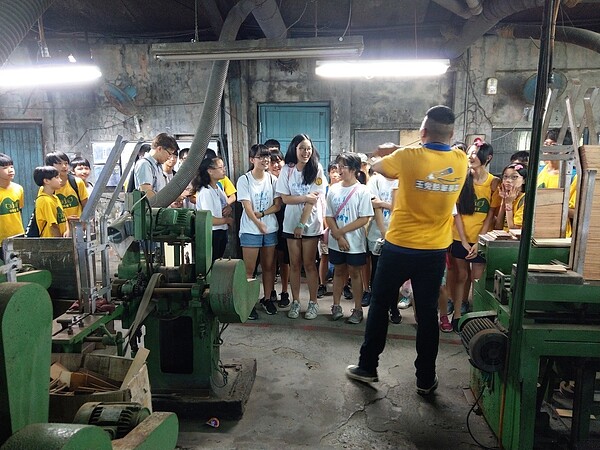 觀光工廠的本質仍是工廠,可供民眾參觀了解製作流程,圖為國內老字號的玉兔鉛筆學校。記者戴永華/攝影