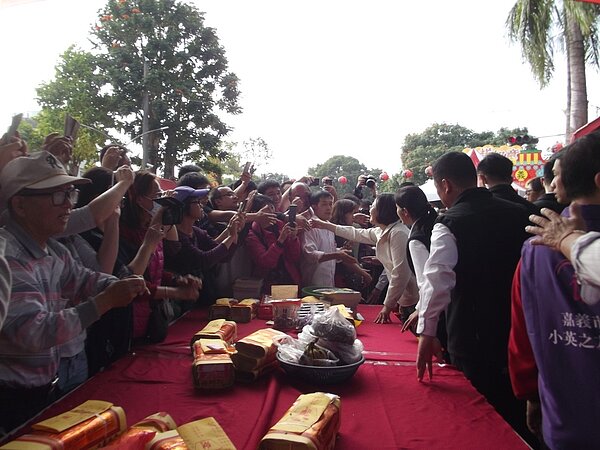 總統蔡英文大年初二分別到嘉義縣新港奉天宮、嘉義市文財殿送福袋紅包,前總統馬英九則安排大年初五,同樣到兩寺廟送福卡。記者謝恩得/攝影