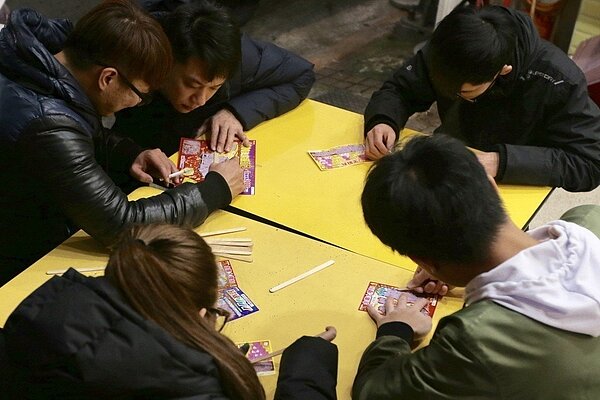 看到一群年輕人刮到要領錢,店家還繼續勸敗,網友不經感嘆。 (圖/聯合報系資料照)