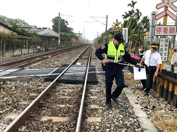 路警上午6時39分到達現場,蒐證處理後,上午7時10分放行,晚61分開車。圖/台鐵局提供