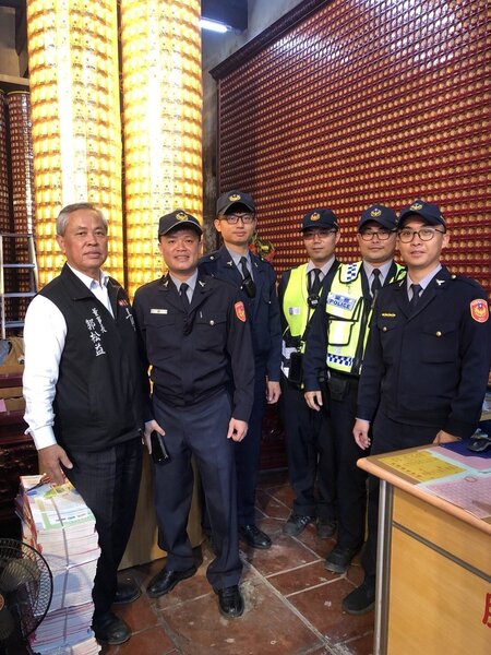 台中市第三警分局東區分駐所員警齊體到樂成宮點光明燈。圖／警方提供