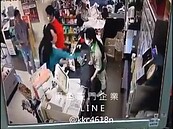 沒帶身分證不能兌換發票　婦竟打超商女店員巴掌