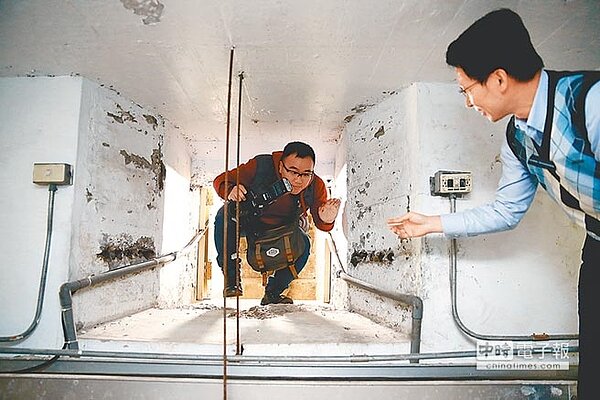 行政院防空洞,入口處狹小需低身才能進入。(方濬哲攝)