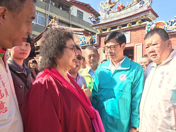 總統府袐書長(左二)丶行政院副院長陳其邁(右二)到旗山受到歡迎。記者楊濡嘉/攝影