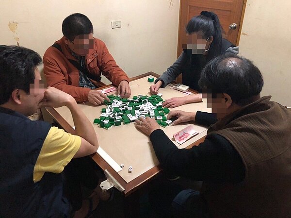 警方2月1日在現場查獲鍾嫌、8名賭客，查扣2副麻將、抽頭金800元及賭資3600元。記者李隆揆／翻攝