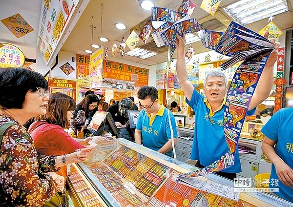 過年期間是刮刮樂的銷售旺季,趁著假期許多民眾7日前往彩券行試試手氣,店家也備妥大批彩券應戰。(范揚光攝)