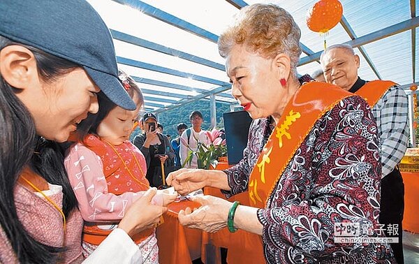 台北市長柯文哲母親何瑞英(右)面對媒體詢問是否支持蔡英文總統連任,她表示,「大家都不相欠了!」(范揚光攝)