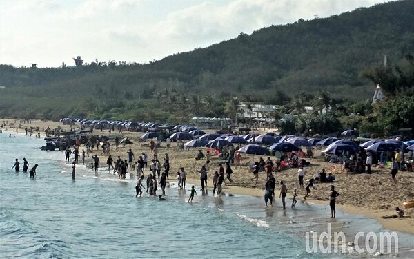 9天連假墾丁人氣回升,白天氣溫達27度,南灣沙灘湧現大批戲水人潮。記者潘欣中/攝影