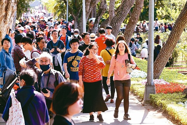 昨天全台各地晴朗炎熱，高溫紛紛飆破30℃，台北士林官邸內許多民眾穿著短袖上衣外出走春。 記者林伯東／攝影