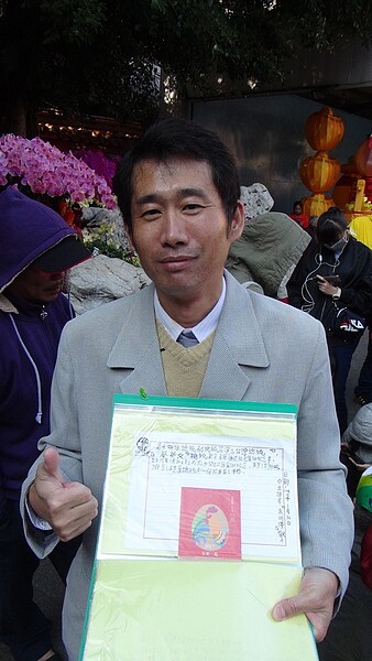 台中市成衣商袁明傳從昨天晚上就到大甲鎮瀾宮,準備排總統紅包,今天也是第一個領走總統蔡英文紅包的人,他已經連續17年搶頭香領總統紅包。記者陳宏睿/攝影