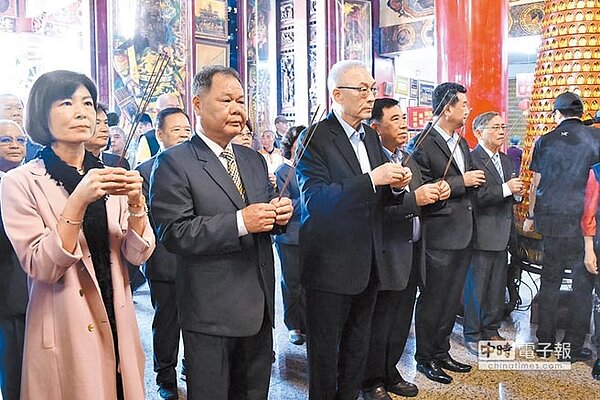 國民黨主席吳敦義(左三)大年初三在家鄉南投縣草屯鎮敦和宮上香,並談及黨內初選機制。(沈揮勝攝)