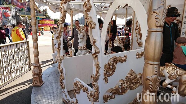 北台灣最大間三太子廟桃園護國宮,今年春節期間打造「太子遊樂園」,旋轉木馬、小火車、摩天輪每項設施通通免費暢玩。記者許政榆/攝影