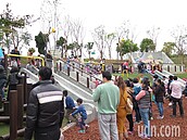 桃園風禾公園滾輪滑梯暴紅　周邊違停多、警忙開單