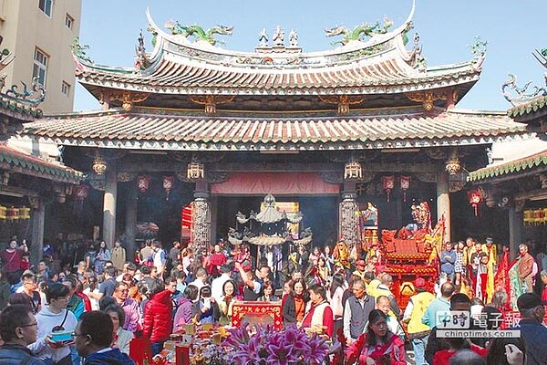 鹿港天后宮在大年初四抽出各行各業運勢籤,以進出口拔得頭籌,抽到上上籤最吉祥。(吳敏菁攝)